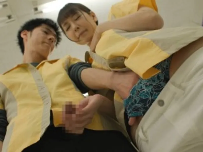 điên cuồng địt cô đồng nghiệp dâm dục trong siêu thị mini