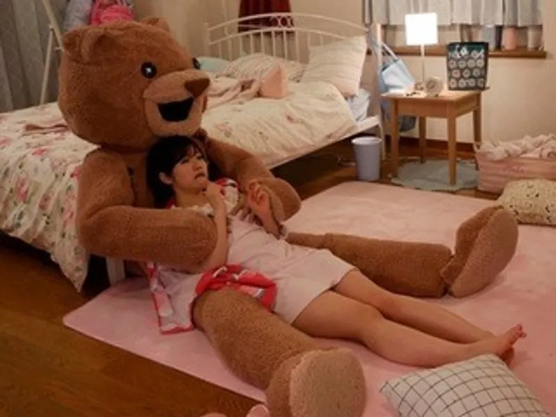 Chú em gái nhồi bông và em nữ học sinh ngây thơ