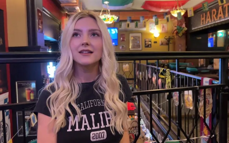 Eva elfie gạ một chàng trai trúng độc đắc ở quán bar vào toilet