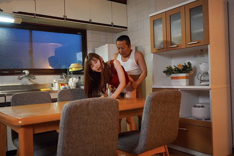 Nữ nhi bị ông xã mới của mẹ nện mỗi ngày, cho dù đã có người yêu
