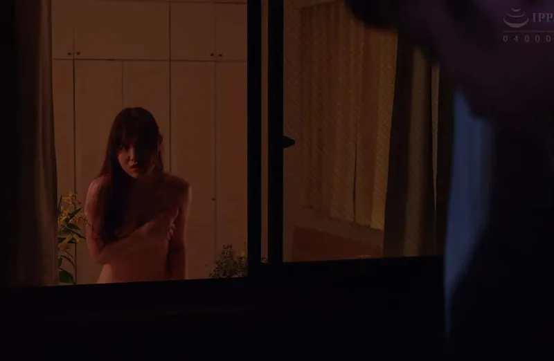 Người phụ nữ hàng xóm chồng yêu ông xã nhà cạnh bên thường xuyên thay đồ ở ngay cửa sổ