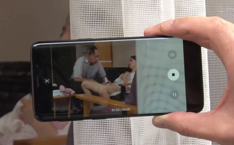 Vợ sắp cưới của con trai gian díu với bố gã chồng bị gã quản lý khu phố phát hiện