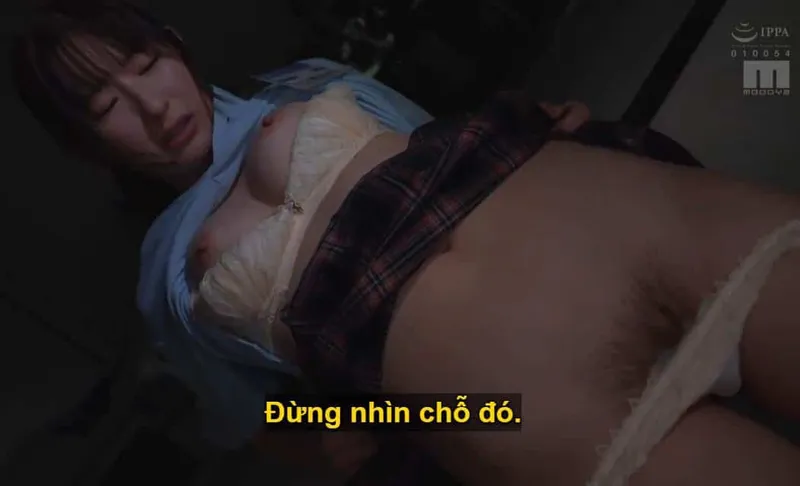 Ông chủ lập mưu "đâm" cô nhân viên dưới quyền kiêu kỳ lười nhác, suốt ngày chỉ mải mê chat chit cùng người yêu.